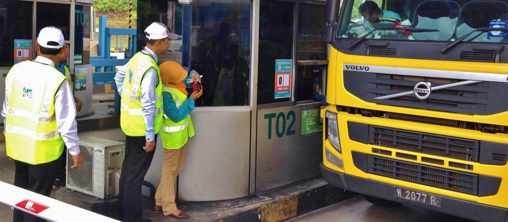 Kejadian tanah runtuh di Lebuhraya Karak menghala ke Kuala Lumpur kelmarin.